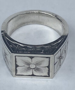 Alternative view of Classic Signet Ring